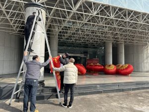 掛燈籠 貼春聯 歡歡喜喜迎新春